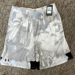 Mens Under Armour size L stretch train shorts